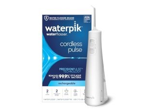 Waterpik hilo dental portátil recargable inalámbrico por pulsos para dientes, encías, cuidado de frenillos y viajes con 2 puntas de hilo dental, resistente al agua, aceptado por ADA, WF-20 blanco, el embalaje puede variar