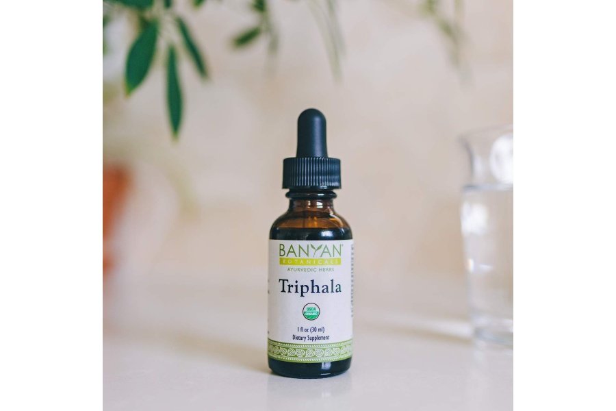 Extracto herbario líquido Triphala de Banyan Botanicals – Extracto orgánico de Triphala con Amla, Haritaki y Bibhitaki – para desintoxicación diaria, regularidad y rejuvenecimiento* – 1 oz. – Vegano de origen sostenible y sin OGM - Image 5